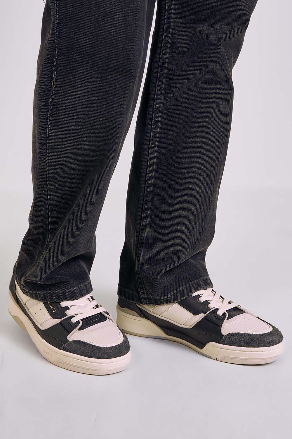 תמונת כל הלוק של נעלי סניקרס קליי